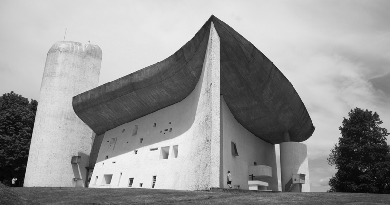 ル・コルビジェが設計したロンシャン礼拝堂のイメージ